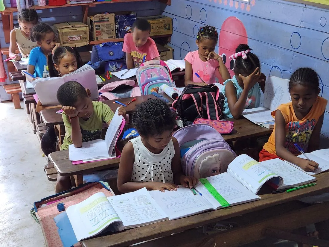 Élèves au travail dans une classe de l’école